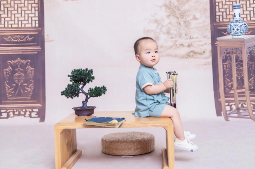 海口女宝宝换尿布