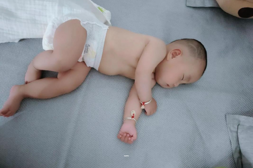 海口宝宝胳膊上起红疙瘩
